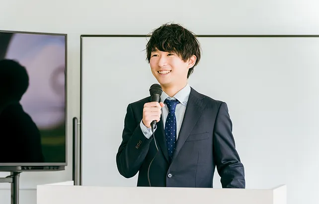 セミナーで話す男性